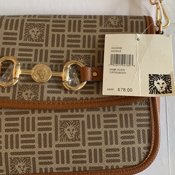 ANNE KLEIN.Add a dash of elegance to your basic style w/Horse Bit Flap C… - Picture 6 of 7